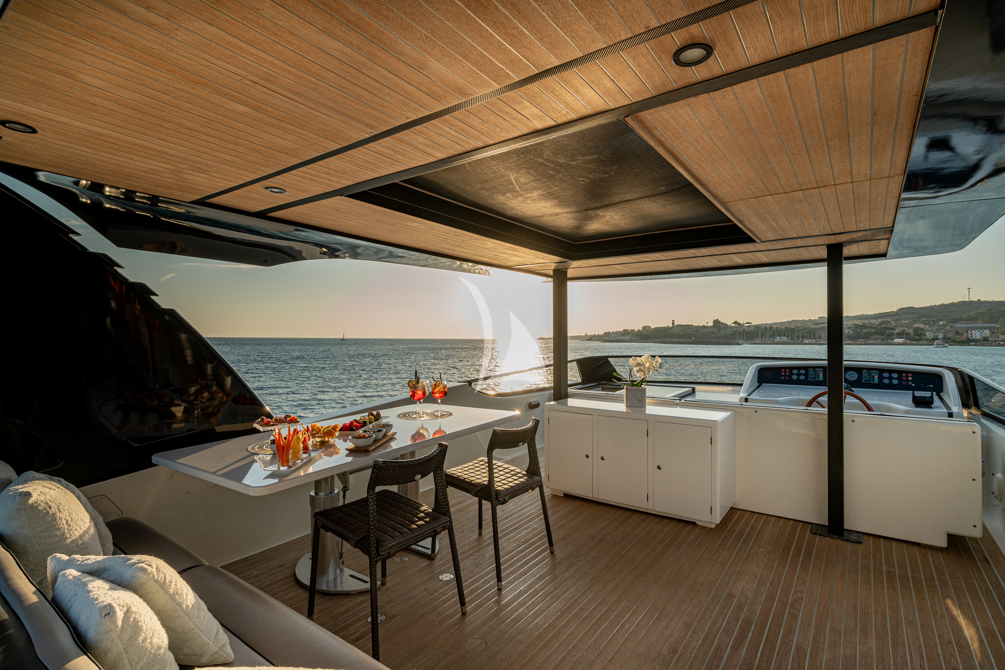 Luxury Crewed Motor Yacht WHITE HAVEN photo 7