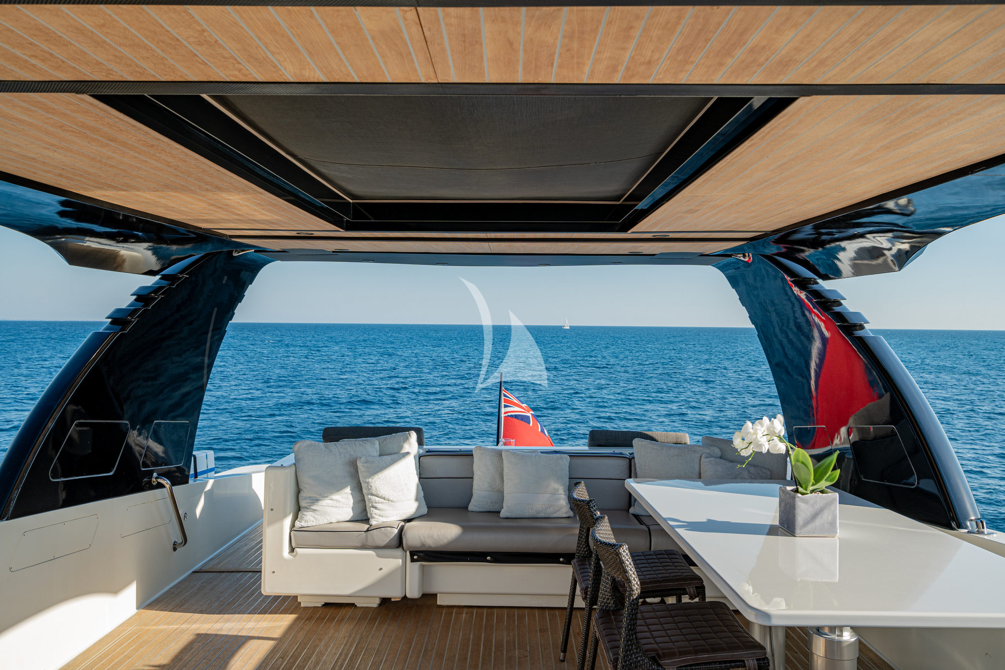 Luxury Crewed Motor Yacht WHITE HAVEN photo 8