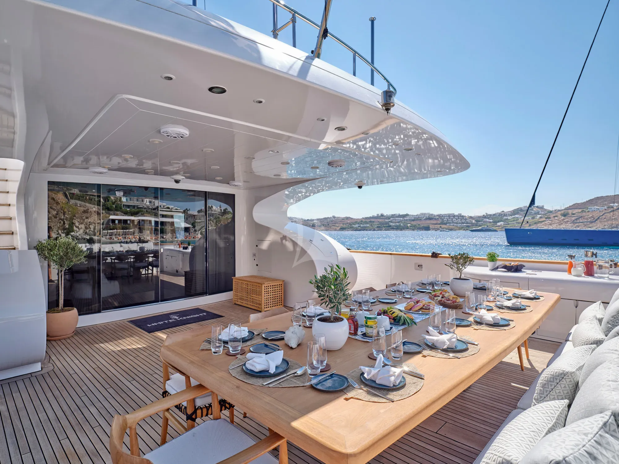 Luxury Crewed Motor Yacht WHITE KNIGHT photo 6