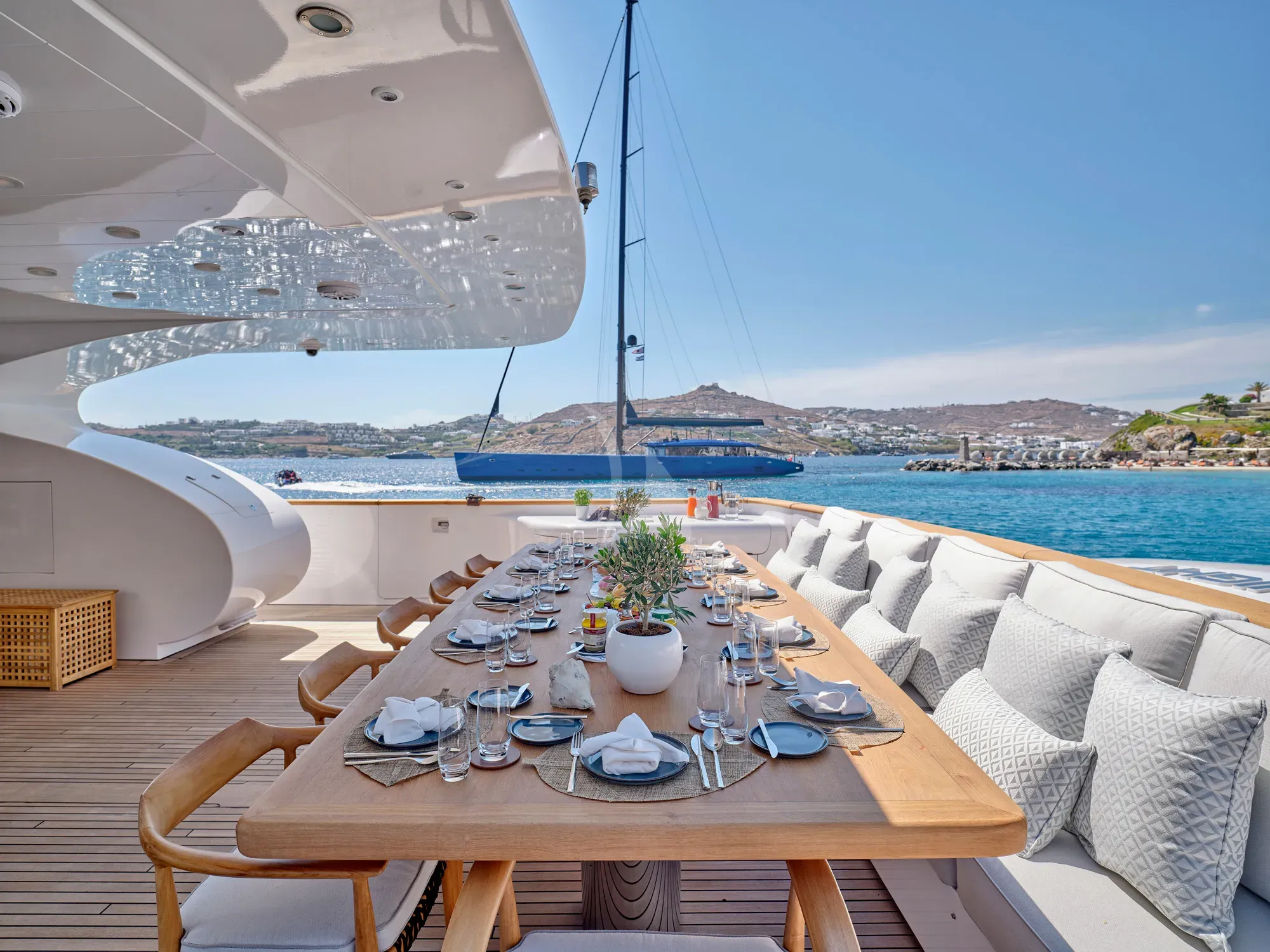 Luxury Crewed Motor Yacht WHITE KNIGHT photo 8