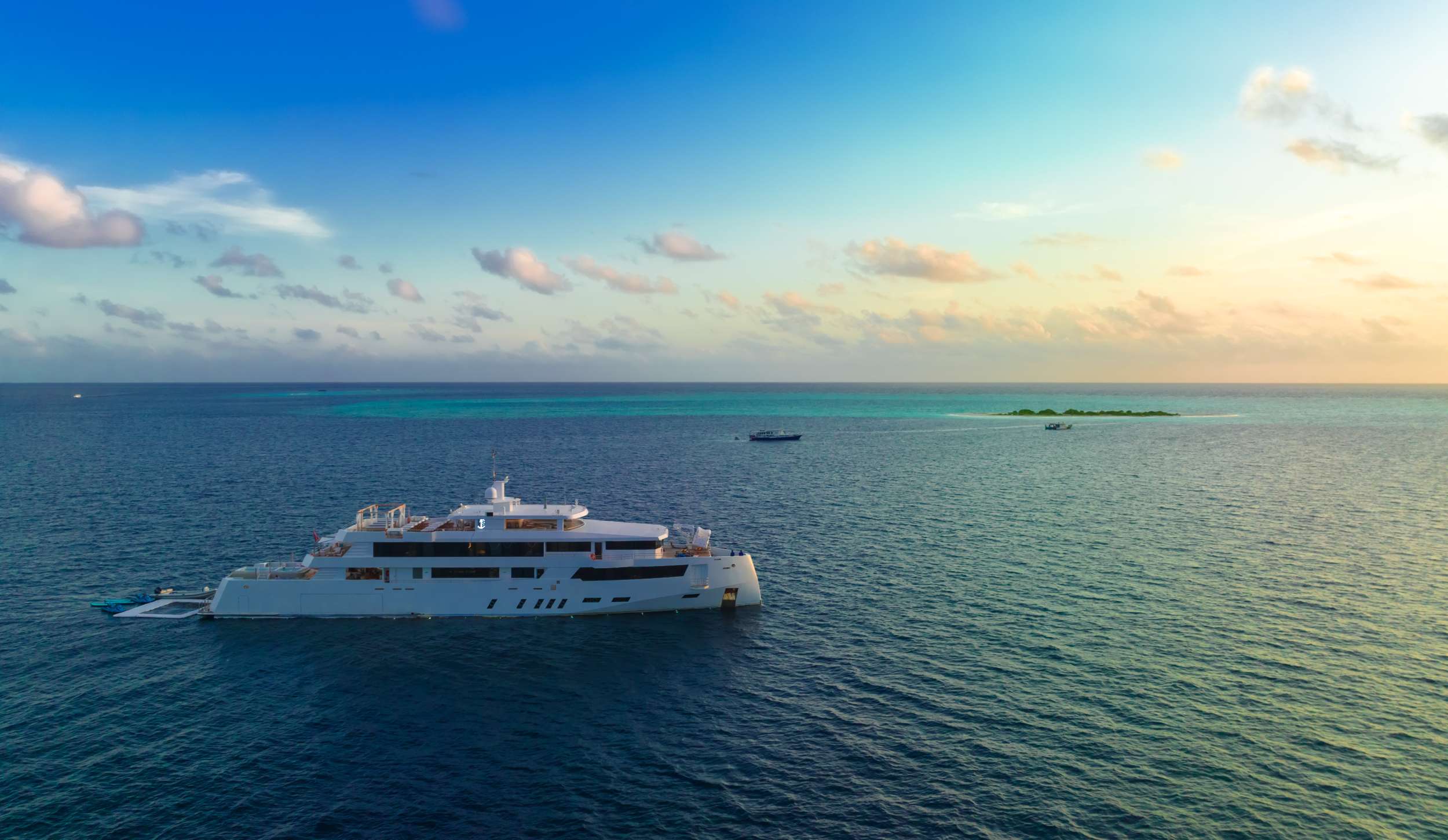 Luxury Crewed Motor Yacht WHITE PEARL photo 4