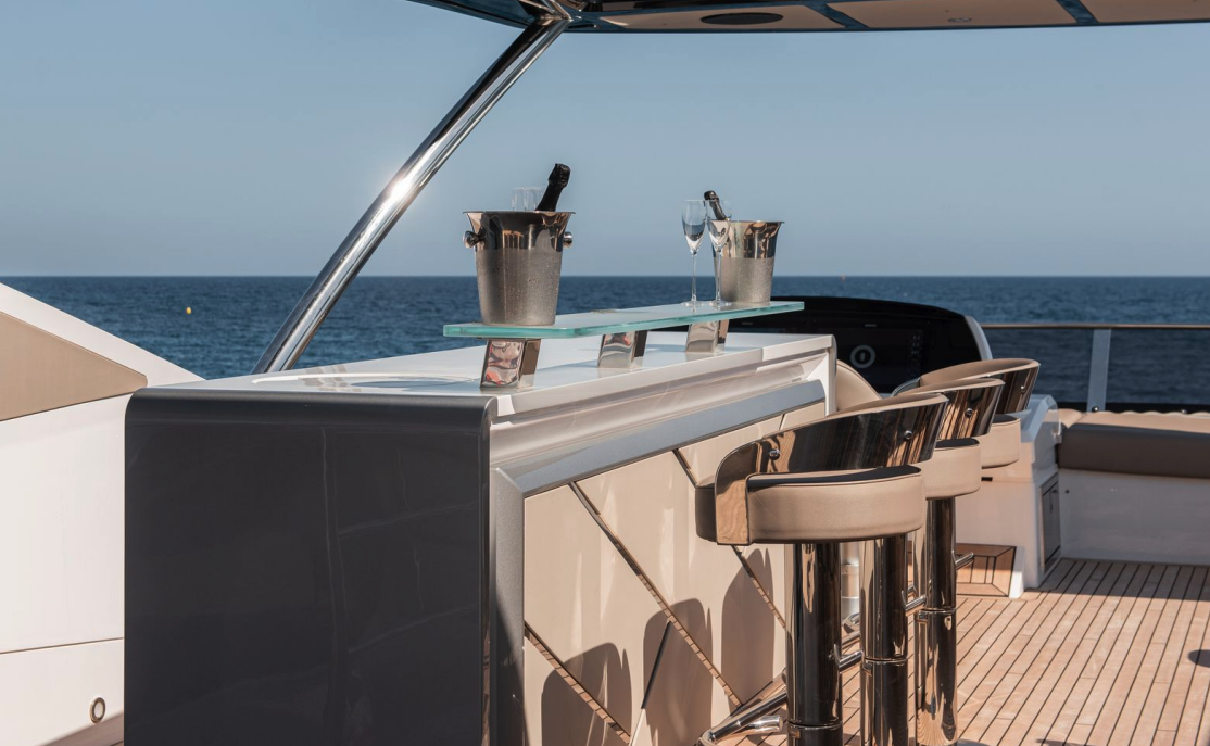 Crewed Motor Yacht WYLDECREST photo 7