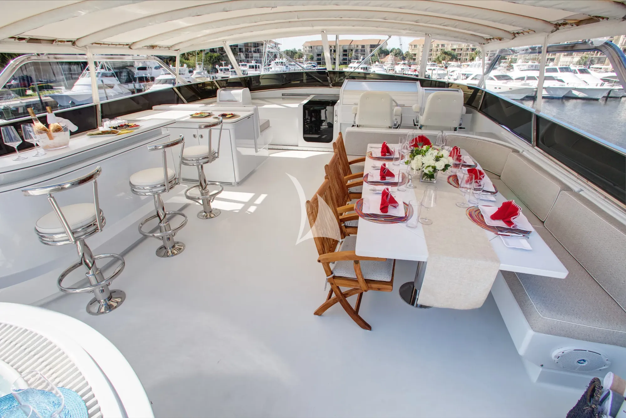 Luxury Crewed Motor Yacht XOXO photo 3