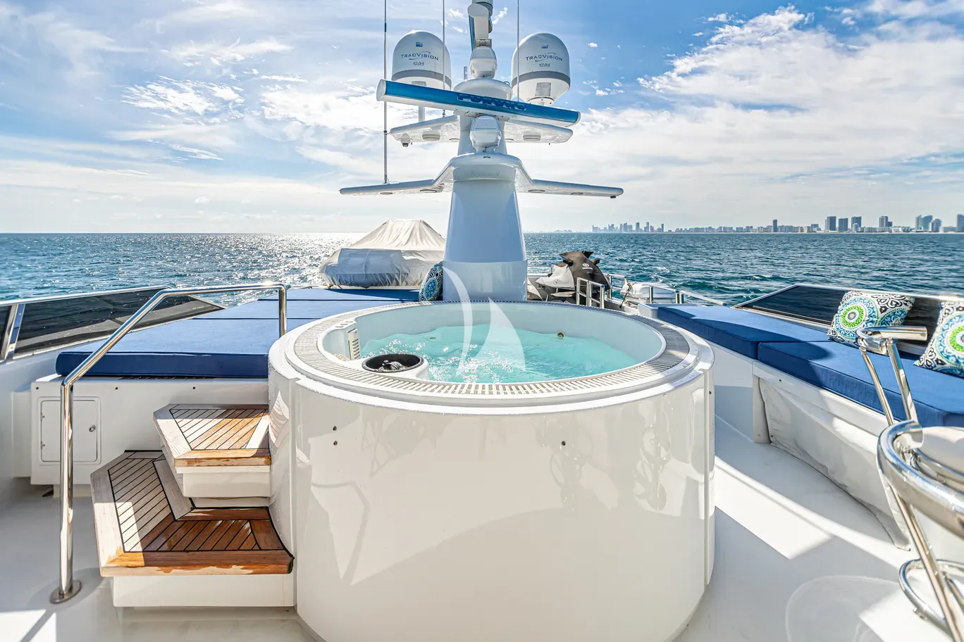 Luxury Crewed Motor Yacht XOXO photo 7