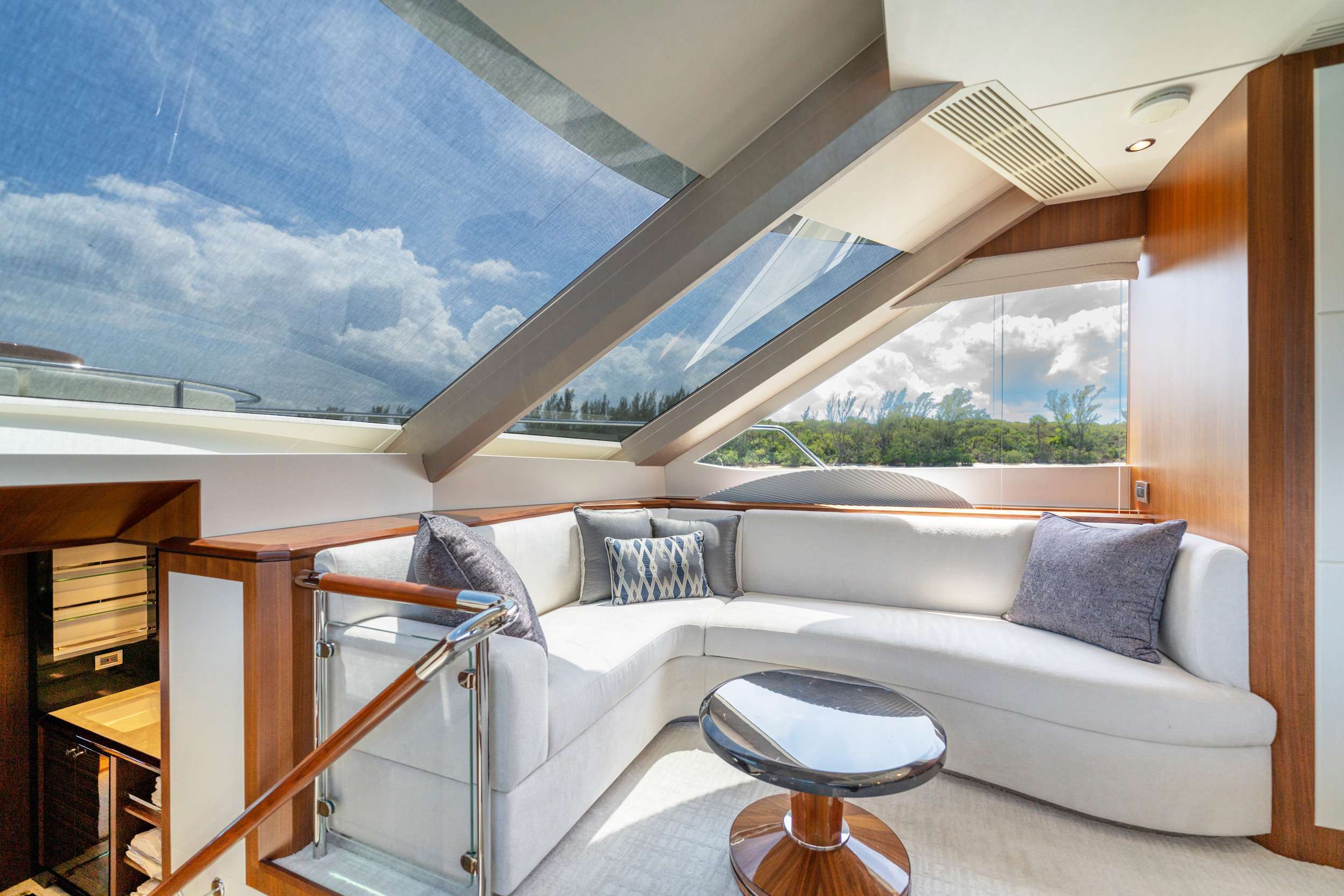 Crewed Motor Yacht ZEPHYR photo 6