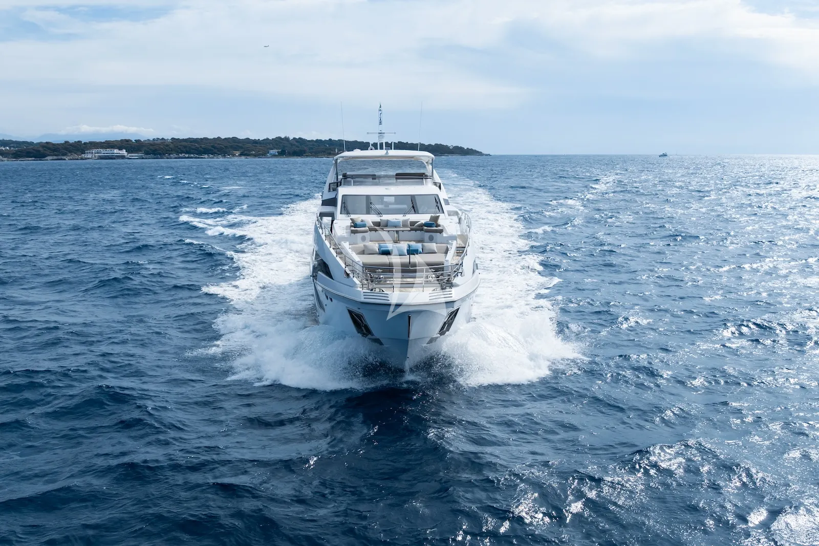 Luxury Crewed Motor Yacht ZOZO photo 4