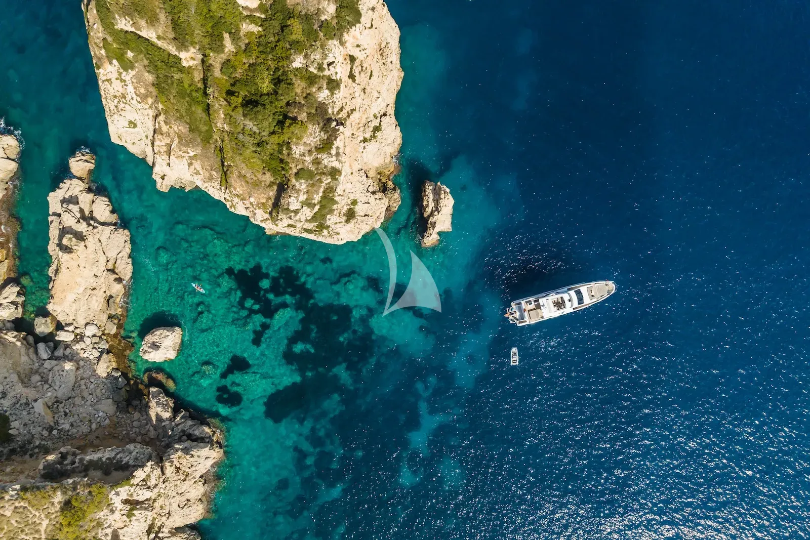 Luxury Crewed Motor Yacht ZOZO photo 7