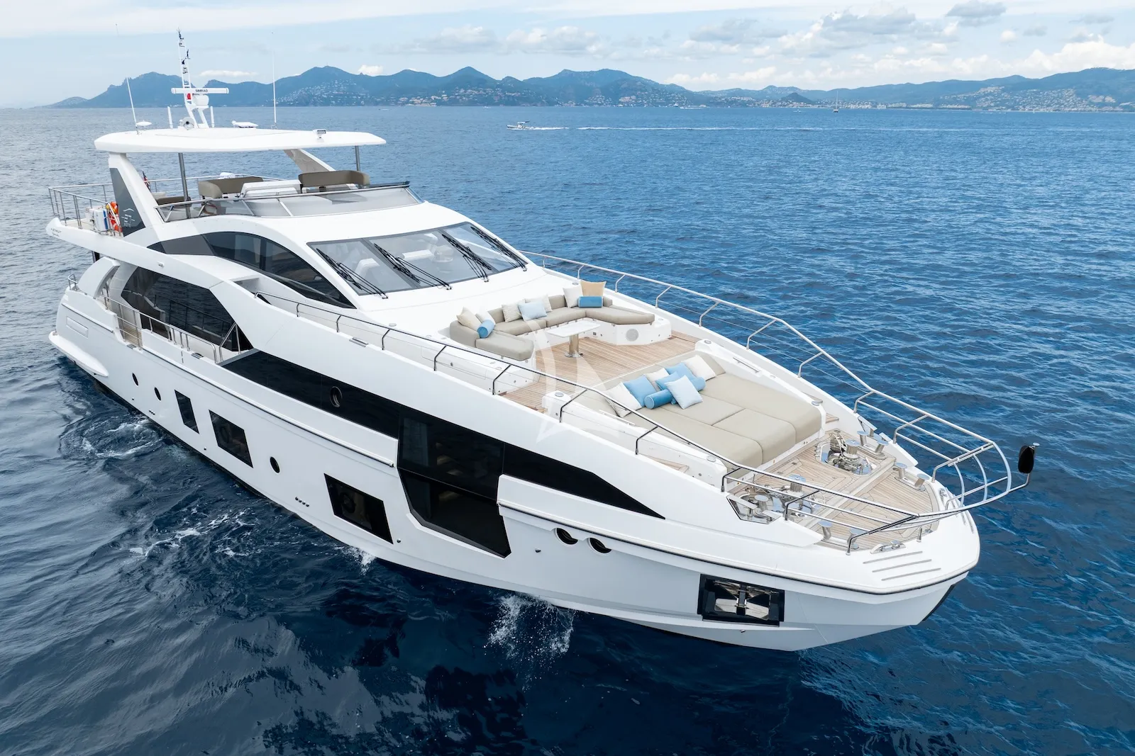 Luxury Crewed Motor Yacht ZOZO photo 8