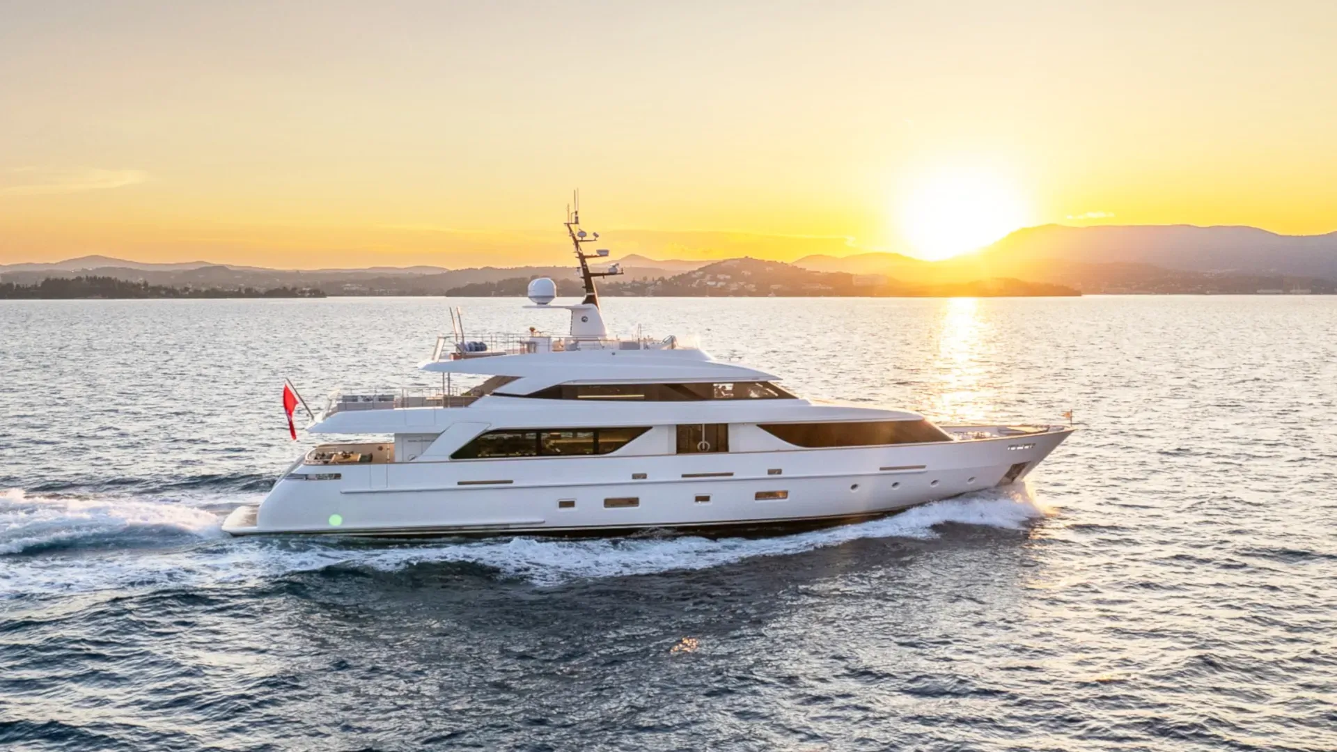 Luxury Crewed Motor Yacht ZULU 3 photo 3