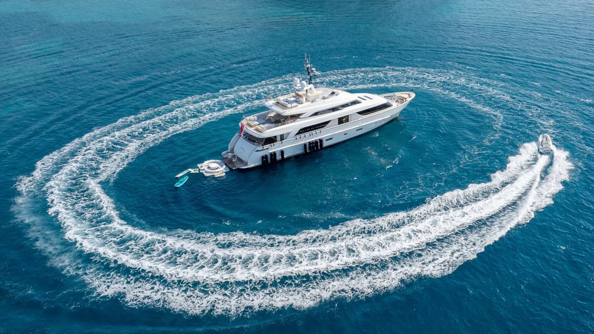 Luxury Crewed Motor Yacht ZULU 3 photo 4